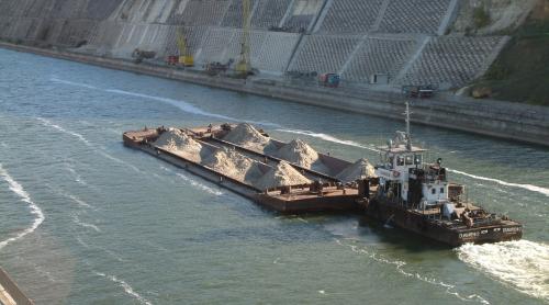Stare de urgenţă pe Dunăre. 6 împigătoare ajută convoaiele de mărfuri