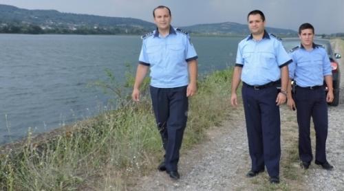 Ei sunt eroii de care are nevoie România! Trei polițiști au salvat de la moarte un om care plutea pe râul Argeș