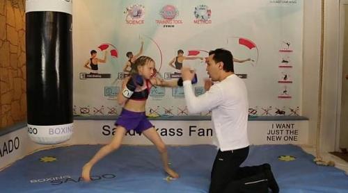 Evnika, fetiţa de 8 ani care boxează ca o profesionistă. Poate lovi de 100 de ori pe minut în sacul de box (Video)