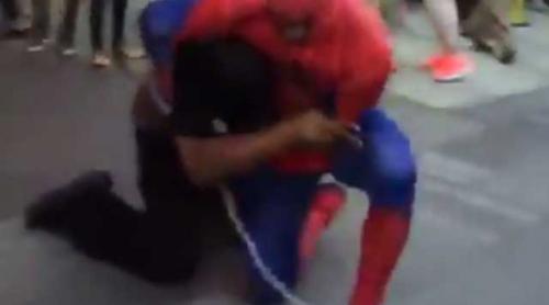 Pe bune! Spider Man într-o bătaie reală, cu pumni și picioare, în Times Square! (VIDEO)