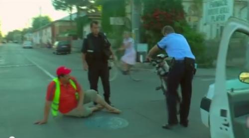 Un biciclist a fost lovit de masina politiei. La volan se afla unul dintre politistii acuzati acum de viol (VIDEO)