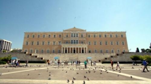 Parlamentul grec a aprobat planul de ajutorare. FMI cere reducerea datoriei