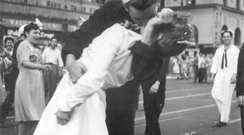 PASIUNE ÎN TIMES SQUARE. Celebrul sărut din ziua capitulării Japoniei, reconstituit după 70 de ani