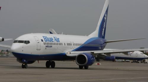 FOTO EXCLUSIV TVR. Un avion BlueAir care zbura pe ruta Napoli-Bucureşti a aterizat de urgenţă la Skopje