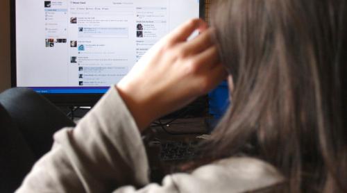 DRAGOSTE DE LA PRIMUL LIKE... O fată de 17 ani a fost violată și bătută de un tânăr pe care l-a cunoscut pe Facebook