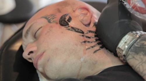 Un tatuaj pe gât cu numele iubitei, dar toată lumea râde de el!