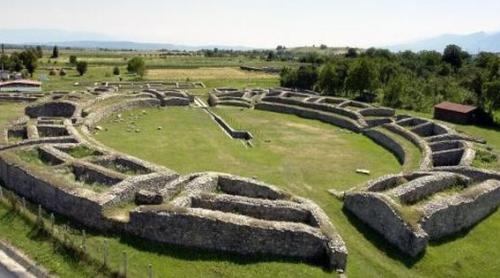 DESCOPERIRE NEAȘTEPTATĂ în Țara Hațegului. Ce au găsit arheologii într-o cărămidă veche de 1.800 de ani de la Ulpia Traiana Sarmizegetusa