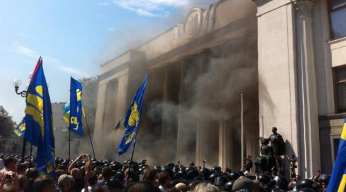 Explozie puternică în faţa Parlamentului de la Kiev. Ciocniri violente între poliție și manifestanți (VIDEO)