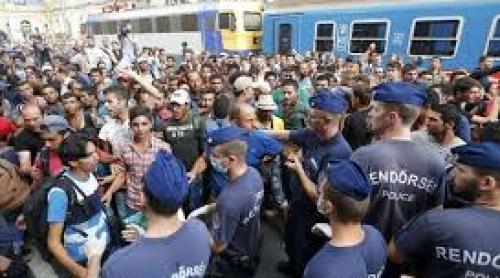 Situatie tensionata in Ungaria. Refugiatii fug din tabere si se indreapta spre Austria