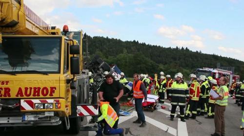 Șofer român, grav rănit după ce s-a răstunat cu mașină pe o autostradă din Germania