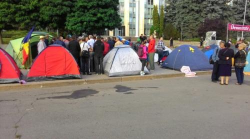 Chişinău: Protestatarii şi-au montat corturi în Piaţa Marii Adunări Naţionale