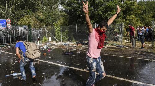 UPDATE. Gaze lacrimogene și tunuri cu apă contra refugiaților, la granița sârbo-ungară. Refugiații forțează intrarea, 20 de polițiști ungari răniți