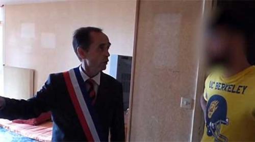 Primar francez, evacuând o familie de refugiați sirieni: Ați spart ușa, furaţi electricitate şi apă, plecați! Nu sunteţi bineveniţi în acest oraş! (VIDEO)