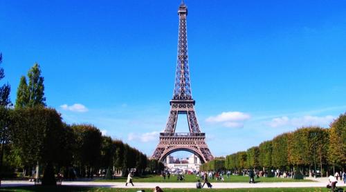 Turnul Eiffel, închis vizitatorilor. Autorităţile caută un presupus terorist