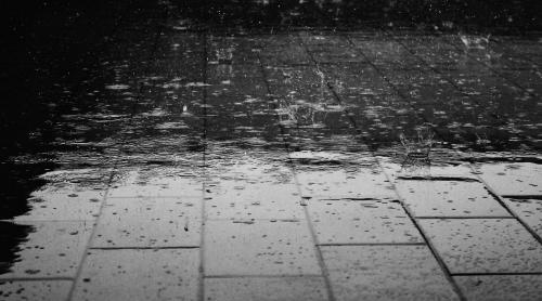 ANM: Informare meteo de ploi și descărcări electrice, de joi după-amiază până sâmbătă, în intreaga țară