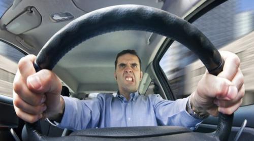 Expresii jignitoare, vulgare sau gesturi obscene la volan? Cum îi pedepseşte CODUL RUTIER pe şoferii agresivi 