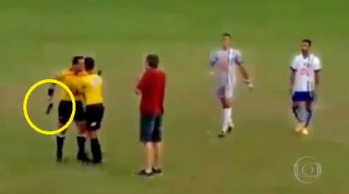 Scenă ȘOCANTĂ pe terenul de fotbal! Un arbitru scote pistolul, în timpul meciului, după ce este lovit de un jucător (VIDEO)