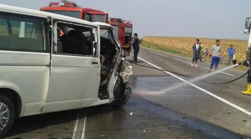 Accident TERIBIL pe DN2, în Suceava. O persoană a murit și cinci au fost rănite, după ce un microbuz s-a ciocnit cu un TIR 