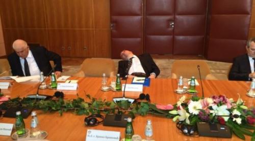 L-a ascultat prea mult pe Iohannis? Consilier prezidențial, fotografiat în timp ce dormea la o întâlnire oficială în Serbia