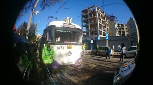 Accident teribil în Timiş. 19 persoane au fost rănite, după ce o autobasculantă s-a ciocnit violent un tramvai. Circulaţia a fost blocată timp de o oră