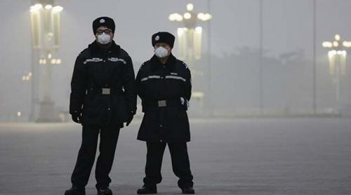 Premieră în capitala Chinei. Autoritățile au emis COD ROȘU de poluare! Oamenii, sfătuiți să nu iasă din case