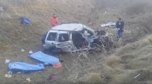 Carnagiu la Brașov. Trei morți și un rănit grav, după ce mașina în care se aflau a fost lovită de tren (VIDEO)