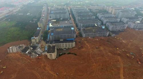 Imagini apocaliptice în China. Zeci de clădiri înghțite de pământ, după o devastatoare alunecare de teren (VIDEO)