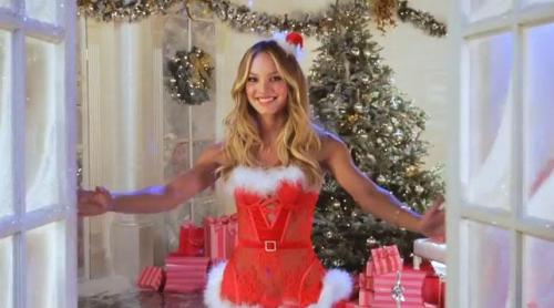 Cei mai sexy îngeri de la Victoria’s Secret ne colindă de Crăciun (VIDEO)