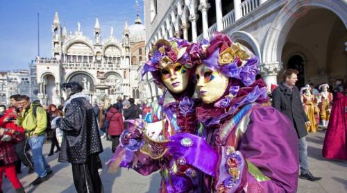 Ofiţeri sub acoperire la Carnavalul de la Veneţia! Interzicerea măştilor, respinsă