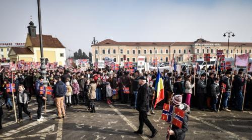 Protest de amploare pe străzile Sibiului. Mii de oameni cer Norvegiei să redea copiii familiei Bodnariu (VIDEO)