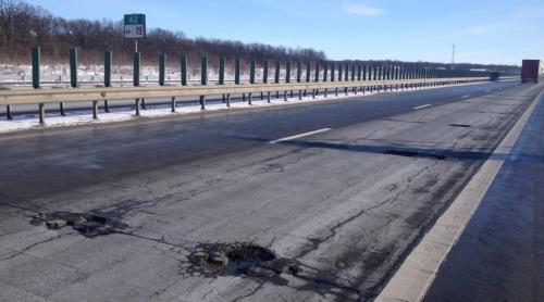 Prima ninsoare a săpat adânc în asfalt. 1.500 de metri pătrați de gropi pe Autostrada Soarelui!