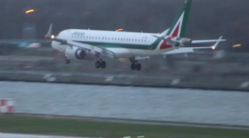 Panică într-un avion Alitalia. Aeronava ratează aterizarea din cauza vântului puternic (VIDEO)