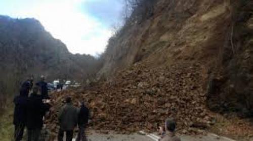 O stâncă a blocat drumul județean 714 A, localitatea Moroieni (județul Dâmbovița)