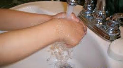 Ministerul Sănătăţii: Elevilor şi preşcolarilor trebuie să li se asigure apă şi săpun pentru a se spăla cât mai des pe mâini