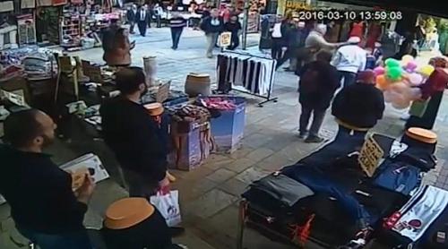 Băiețel sirian, trântit cu furie la pământ de un vânzător ambulant turc (VIDEO)