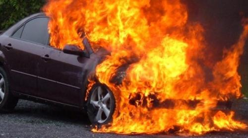 Un autoturism a ars ca o torță pe A2. Circulația, întreruptă la kilometrul 21