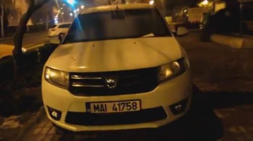 Mesajul lăsat pe parbrizul unei mașini a MAI parcată ilegal, pe trotuar (VIDEO)