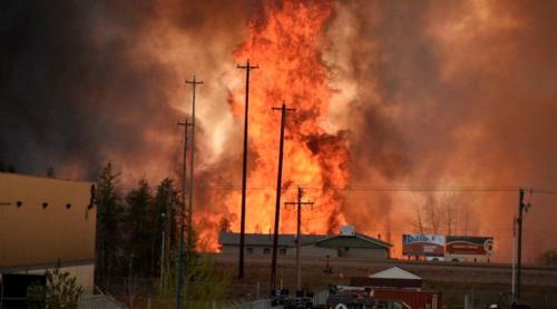 Canada se confruntă cu cea mai mare operaţiune de evacuare! 100.000 de oameni fug din calea flăcărilor (VIDEO)