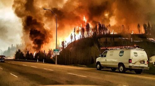Catastrofa din Canada ia amploare. Incendiul a ars din temelii 20% din orașul Fort McMurray (VIDEO)