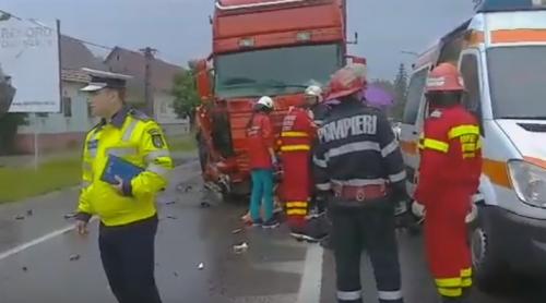VIDEO. Accident groaznic pe DN17: Un mort și șapte răniți, după ce un TIR a izbit un microbuz plin cu pasageri