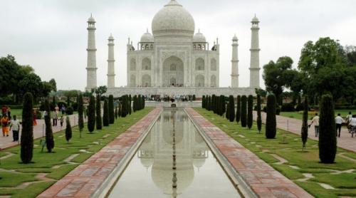 Celebrul Taj-Mahal, sub asediul insectelor. Specialiştii sunt în alertă 