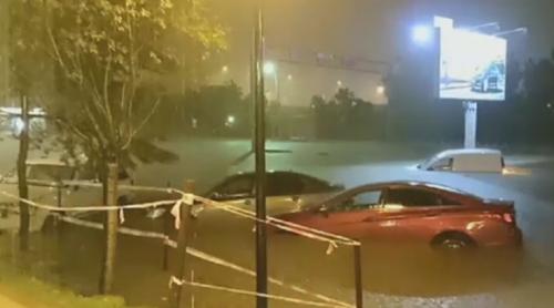  Imagini apocaliptice în Republica Moldova: Mașini plutind pe șosea, în urma ploilor torențiale (VIDEO)