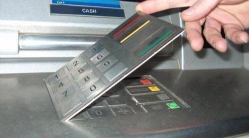 Atenţie la cardurile bancare! Cum au montat trei bulgari dispozitive de tip skimming pe un bancomat din București