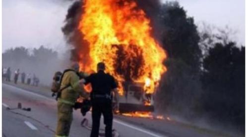 Un microbuz cu călători a luat foc în trafic pe DN2, la ieșire din Mihăilești