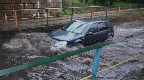 Ploile torențiale și furtunile au făcut din nou prăpăd în Timiş, Bistriţa, Mehedinţi: Inundații, oameni evacuaţi, acoperişuri smulse de vânt (VIDEO)