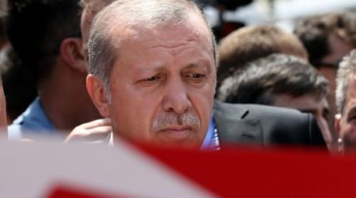8.000 de polițiști, destituiți în Turcia. Occidentul se trezește și își pune întrebări