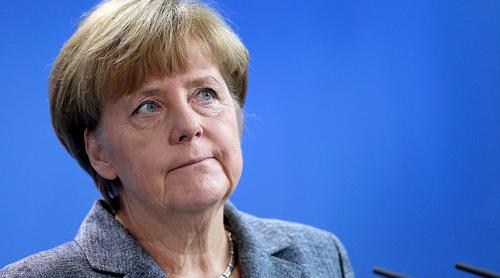  Politica lui Merkel față de refugiați este lipsită de sens, spune președintele ceh Milos Zeman