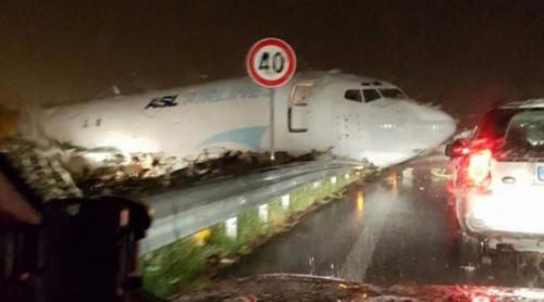 ATERIZARE RATATĂ în Italia! Un Boeing a ieșit de pe pista aeroportului, direct pe autostradă! (VIDEO)