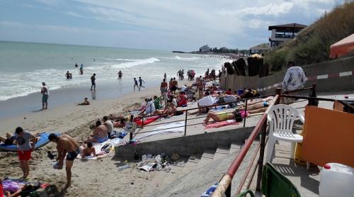 La Costinești turiștii se bronzează pe BETON din cauza construcțiilor de pe plajă