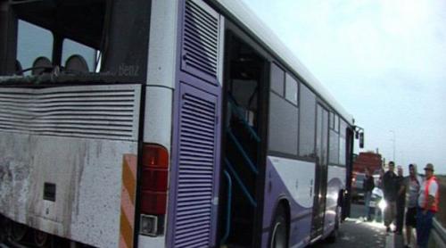Autobuz plin cu copii, lovit de TIR pe autostrada Timișoara-Arad. Șoferul autotrenului ar fi adormit la volan
